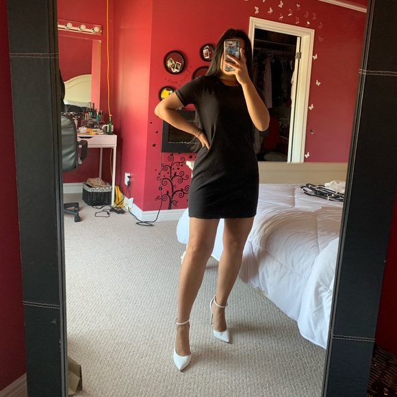 *SOLD*✨2/$20✨ Distressed Hollister T-Shirt Dress - Picture 1 of 2